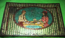 1920's Antik KERESKEDELMI PLÉH LEMEZ DÍSZDOBOZ PAPÍR ÉS  BORÍTÉK BOLTI 9,5 X 2,5 X 16 cm