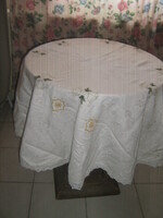 Gyönyörű hímzett kerek damaszt terítő