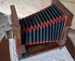 Antik fa harmonikás fényképezőgép – Recti-Aplanat sárgaréz objektívvel (1900 körül)