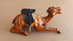 Èlethűen kidolgozott, fekvő bőr teve figura ALKUDHATÓ