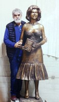 Gábor Zsazsa – életnagyságú bronzszobor (185 cm) Babusa János Munkácsy-díjas szobrásztól