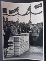 Adolf Hitler alapkőletétel ünnepségen – náci propaganda fotó