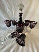 Ez egy régi, csiszolt bordó kristály italkínáló készlet, amely egy dugós dekanterből és 6 hozzá il