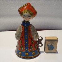 Retro újszerű működő lemezárugyári játék felhúzós táncoló orosz matrjoska baba cccp
