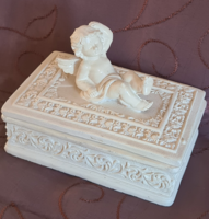 Fehér színű angyalkával díszített időtálló porcelán hatású poligyanta doboz puttóval