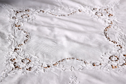 Régi hímzett riselt slingelt csipkés terítő asztalterítő asztalközép 84 x 81 cm