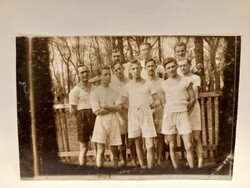 Fiatal férfiak csoportképe sportöltözetben kerítés előtt – kb. 1920–1930-as évek