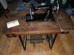 Csepel 30 varrógép. Gyűjtői darab gépkönyvvel, kulcsokkal, tartozékokkal.