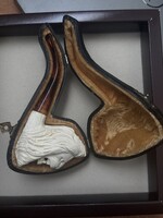 Eladó egy oroszlánfejes faragott meerschaum (tajtékkő) pipa eredeti kemény tokkal.
