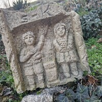 Parasztbarokk mészkő épúletdísz, Szüret jelenet címmel