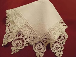 Régi, csipke szegélyes batiszt díszzsebkendő