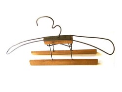 Fa és fém szorítós praktikus öltöny vállva, úri szabó kirakatából