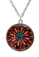 Tűzvirág mandala – Pontfestéses üveglencsés nyaklánc (25 mm)