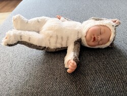 Eredeti Anne Geddes alvó baba – Cica jelmezben (23 cm)