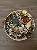 Ékszerkészítőknek fém és föld színekkel teli vintage csomag gyöngy fülbevaló bross medál karkötők