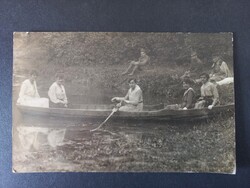 Csónakázó társaság kis patakon – kirándulás fiatalokkal és katonákkal – vintage fotó – kb. 1915–1925