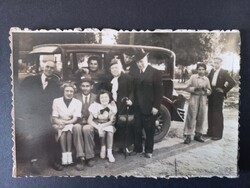 Családi társaság egy oldtimer mellett – kirándulás – vintage fotó – kb. 1935–1945