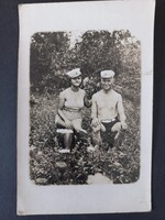 Fürdőruhás pár matrózsapkával virágos mezőn – nyári portré – vintage fotó – kb. 1935
