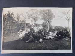 Régi fotó -Társaság pikniken a szabadban – csoportkép – kb. 1925–1935