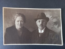 Diskay fotó - Idős házaspár stúdióportré – elegáns férfi kalapban és szemüvegben kb. 1930-as évek