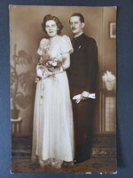 Elegáns pár stúdióportré virágcsokorral – vintage esküvői fotó – kb. 1930-as évek