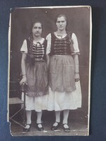 Két fiatal lány népviseletben stúdióportré kb. 1930-as évek