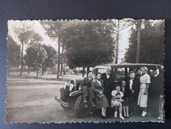 Családi társaság oldtimer mellett parkban – kirándulás – vintage fotó – kb. 1935–1945