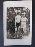 Fürdőruhás pár matrózsapkával – vidám nyári portré – vintage fotó – kb. 1935