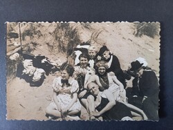 Fiatal társaság homokdűnéken piknikezve – vidám csoportkép – kb. 1935–1945