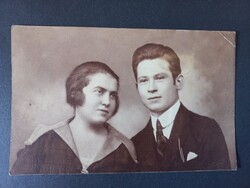Elegáns fiatal pár portréja – 1921 – vintage stúdiófotó