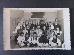 Népviseletes társaság csoportképe  – hagyományőrző jelenet 1930-as évek