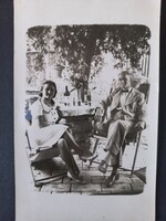 Elegáns pár teraszon ülve borral – kerthelyiség jelenet – vintage fotó – 1938