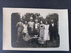 Családi csoportkép gyümölcsszüret után kosarakkal – kerti jelenet – vintage fotó – kb. 1935