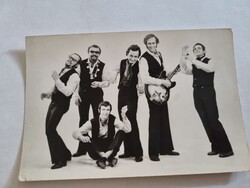 BERGENDI EGYÜTTES-TE VAGY A LEXEBB fekete-fehér régi dalszöveges fotólap Keleti Éva-Táncdalfesztivál