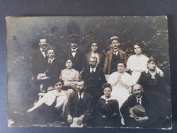 Elegáns társaság kerti csoportképe Monarchia-kori polgári társasági fotó 1915 körül