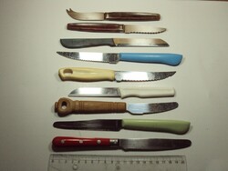 Retro vegyes gyártmányú műanyag nyelű evőeszköz kés - 9 db -Solingen, kelet-német, szovjet, angol
