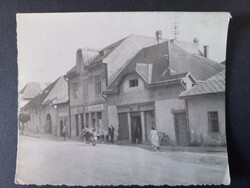 Kisvárosi utcakép üzletekkel /ciril felirat/ és motorkerékpárral 1940-50 körül