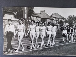 Sportünnepség – női atléták felvonulása a futópályán – régi fotó