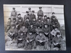 Katonák csoportképe gyakorlóruhában – laktanyai jelenet – vintage fotó – kb. 1950-es évek