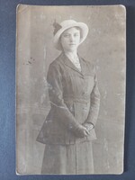 Régi fotó -Kalapos fiatal nő stúdióportréja – vintage fotó – kb. 1915–1925