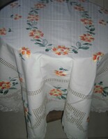 Gyönyörű gazdagon hímzett csipkés szélű fehér vászon terítő