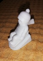 Volkstedt porcelán figura, szánkózó fiú, 5,5 cm