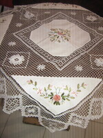 Gyönyörű hófehér virágos csipke terítő szalaghímzett betétekkel