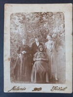 Családi portré kertben – idős asszony ülve, három fiatal mellette 1910-es évek