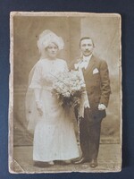 Esküvői pár stúdióportré menyasszonnyal és vőlegénnyel – nagy csokorral 1910-es évek