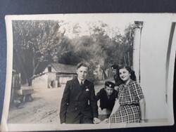 Régi fotó Levente /?/  fiatalok falusi utcán – Magyarország – 1940-es évek