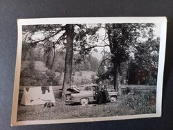 Régi fotó kempingező férfi Warszawa autó mellett erdei tisztáson – 1950–60-as évek