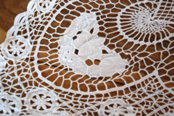 Régi hímzett riselt slingelt varrt csipkés terítő asztalterítő asztalközép 85 x 85 cm