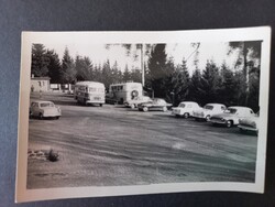 Régi fotó Hegyi buszforduló turistabuszokkal és Trabanttal – 1960-as évek
