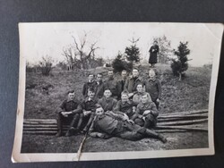 Régi fotó Katonák csoportképe Riegersdorf kiképzőterületen – 1930–40-es évek